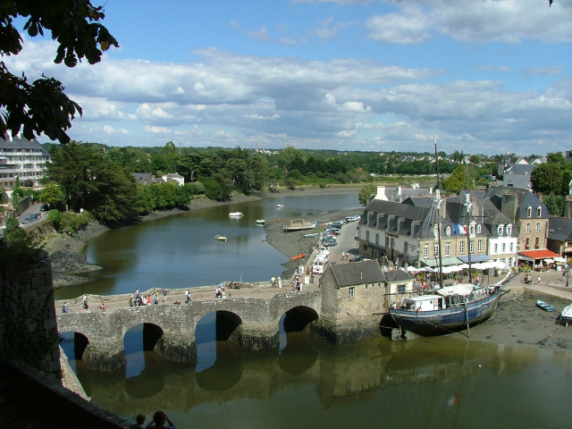River bridge boat people buildings free wallpaper for desktop - medium preview image