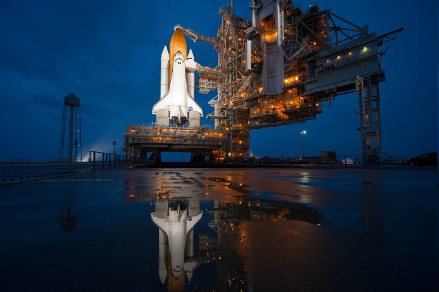 Space shuttle night platform reflection free wallpaper for desktop - medium preview image