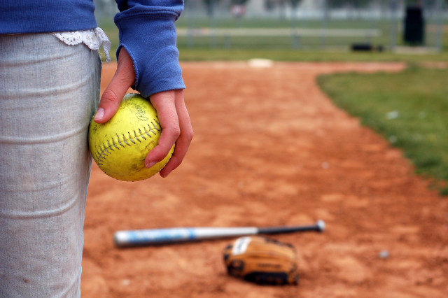 Softball player bat dirt outdoors free wallpaper for desktop - medium preview image