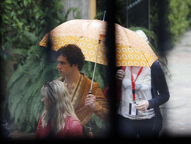 Man woman umbrella rain renaissance free wallpaper for desktop - medium preview image