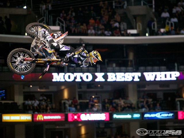 Motorcycle jump stadium crowd rider free wallpaper for desktop - medium preview image