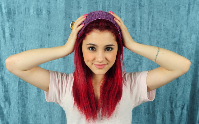 Woman red hair holding hat free wallpaper for desktop - medium preview image