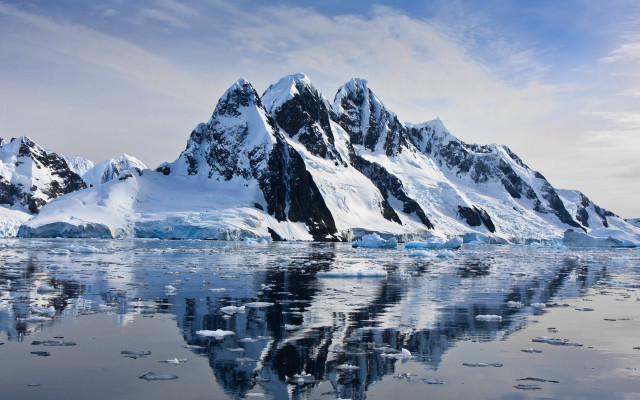 Mountain range ice snow lake #2 free wallpaper for desktop - medium preview image