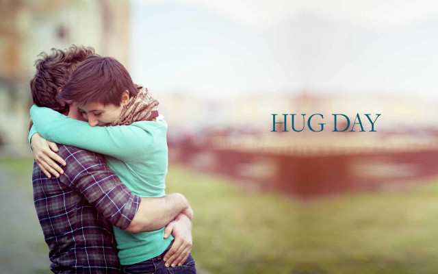 Couple hugging fountain hug day free wallpaper for desktop - medium preview image