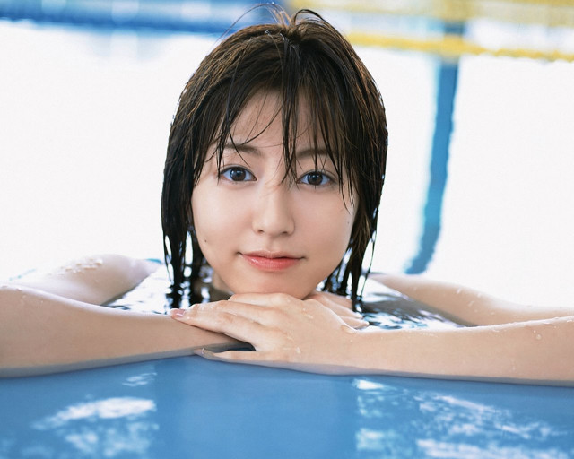 Wet hair pool beach portrait free wallpaper for desktop - medium preview image