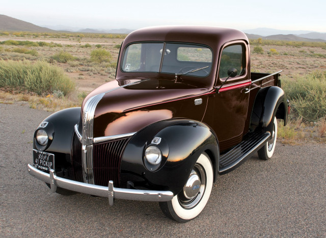 Brown white car desert road free wallpaper for desktop - medium preview image