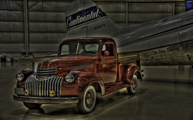 Vintage truck garage plane background free wallpaper for desktop - medium preview image