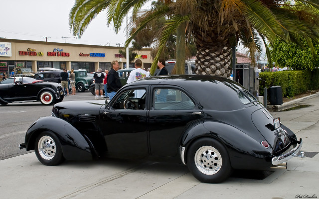 Black car palm tree people free wallpaper for desktop - medium preview image