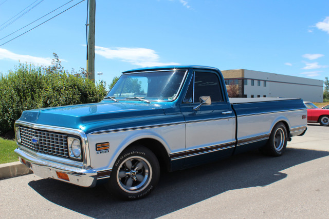 Blue white truck parking lot free wallpaper for desktop - medium preview image
