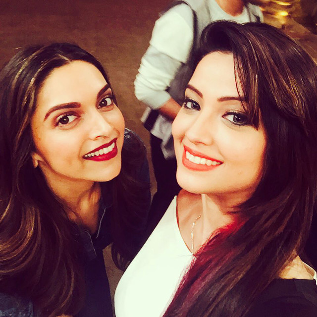 Smiling women party gathering photo free wallpaper for tablet - medium preview image