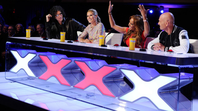 Group people table drinks tv free wallpaper for desktop - medium preview image