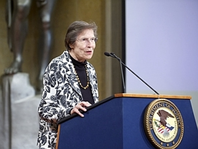 Woman podium microphone statue background free wallpaper for desktop - medium preview image