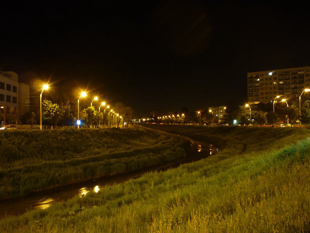 City night river grassy field free wallpaper for desktop - medium preview image