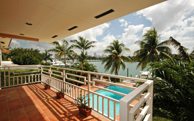 Balcony pool palm view city free wallpaper for desktop - medium preview image