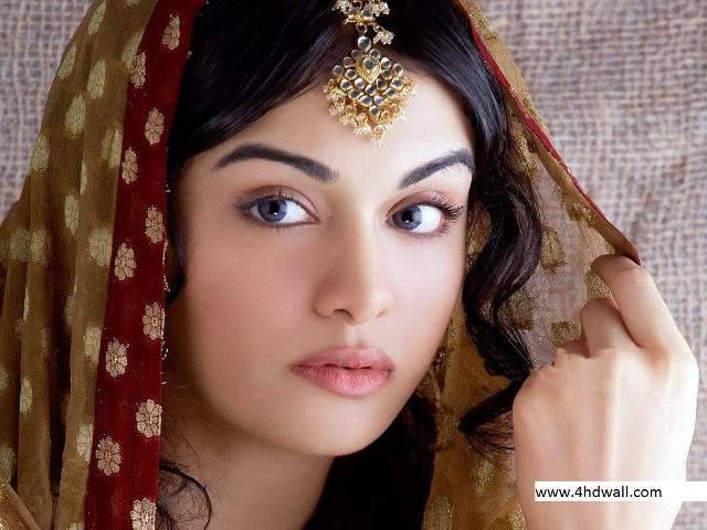 Woman headpiece veil serious expression free wallpaper for desktop - medium preview image