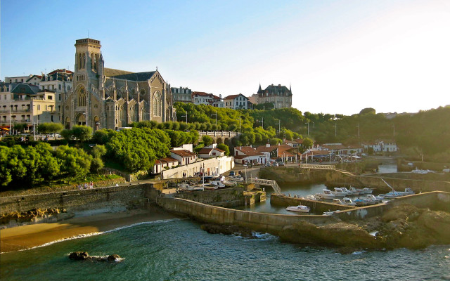 Large building hill river boats free wallpaper for desktop - medium preview image