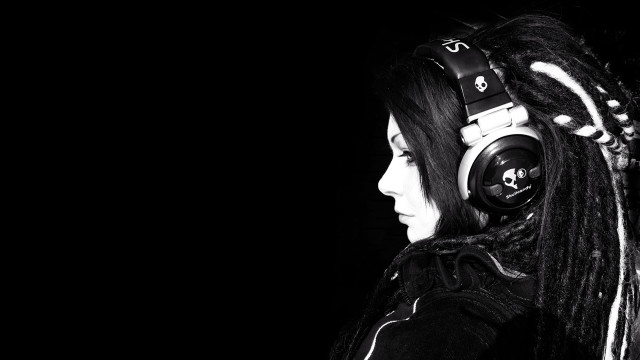 Woman dreadlocks headphones looking away free wallpaper for desktop - medium preview image