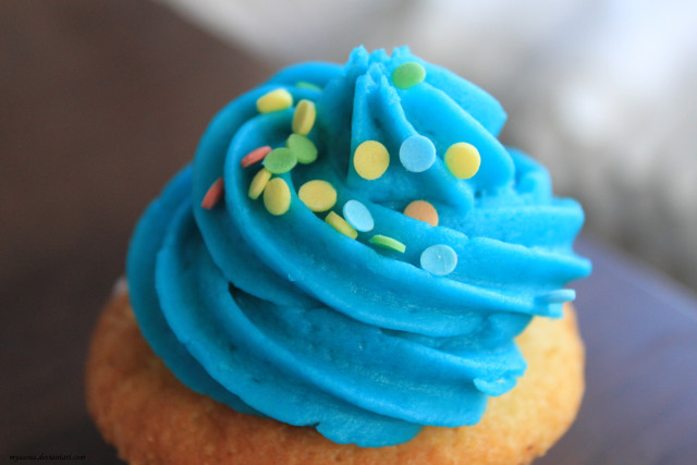 Blue frosted cupcake sprinkles plate free wallpaper for desktop - medium preview image
