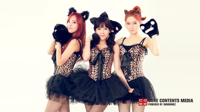 Three girls costumes teddy bear free wallpaper for desktop - medium preview image