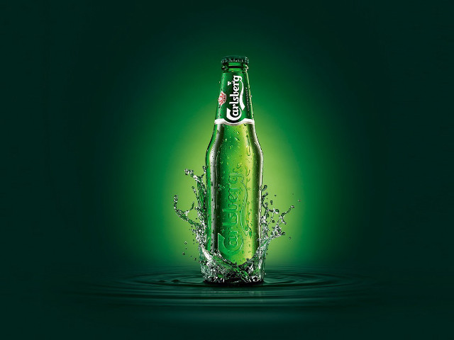 Green bottle beer water splashing free wallpaper for desktop - medium preview image
