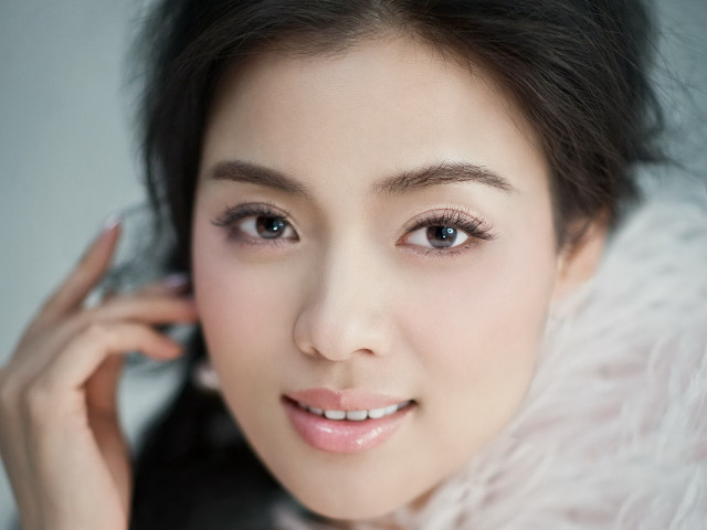 Woman white dress feathered coat free wallpaper for desktop - medium preview image