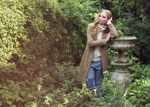 Woman garden coat head scarf free wallpaper for desktop - medium preview image