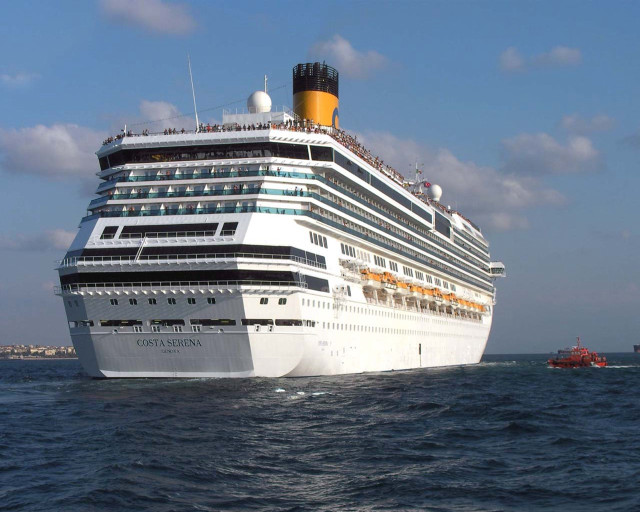 Cruise ship ocean tug boat free wallpaper for desktop - medium preview image