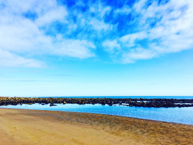 Sandy beach pier blue sky free wallpaper for desktop - medium preview image