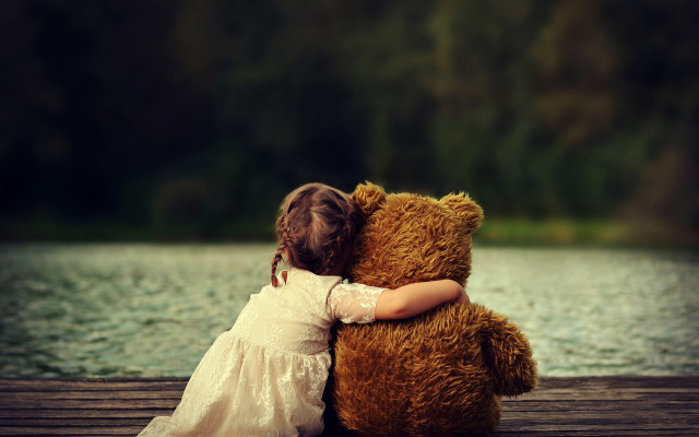 Little girl hugging teddy bear free wallpaper for desktop - medium preview image