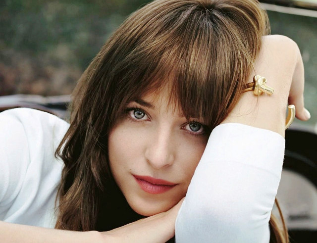 Woman white shirt gold ring free wallpaper for desktop - medium preview image