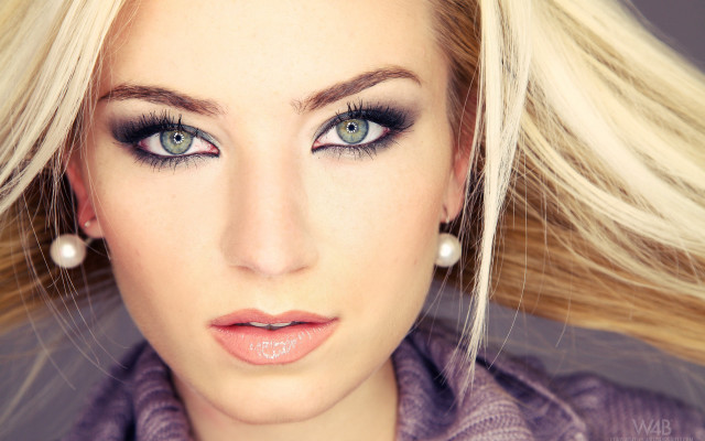 Blonde woman blue eyes pearl free wallpaper for desktop - medium preview image