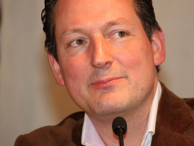 Man microphone hand speaking performance free wallpaper for desktop - medium preview image