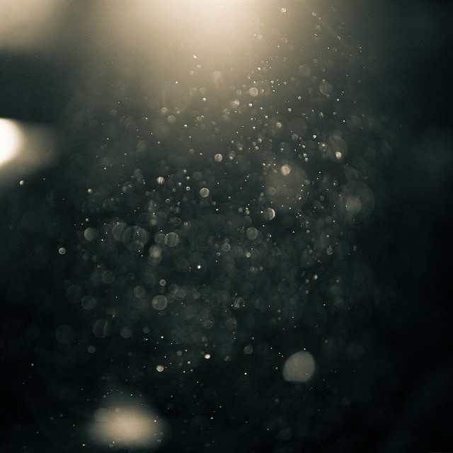 Blurry street light rain drops free wallpaper for tablet - medium preview image