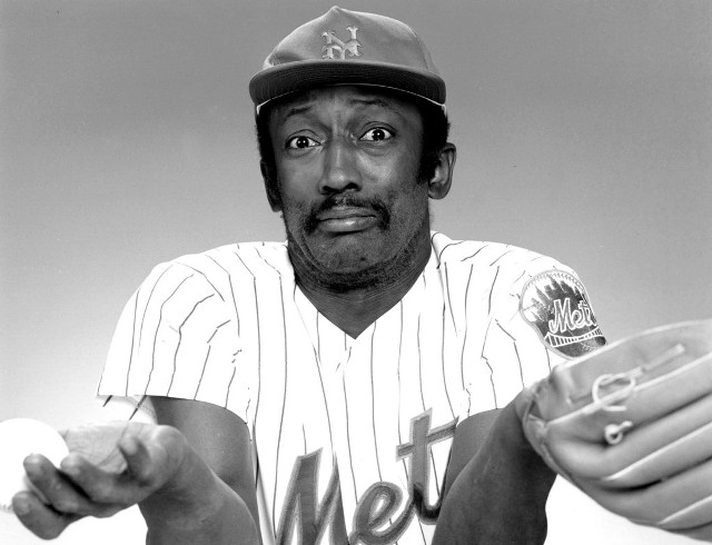 Man baseball uniform holding bat free wallpaper for desktop - medium preview image