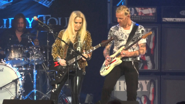 Man woman playing guitars stage free wallpaper for desktop - medium preview image