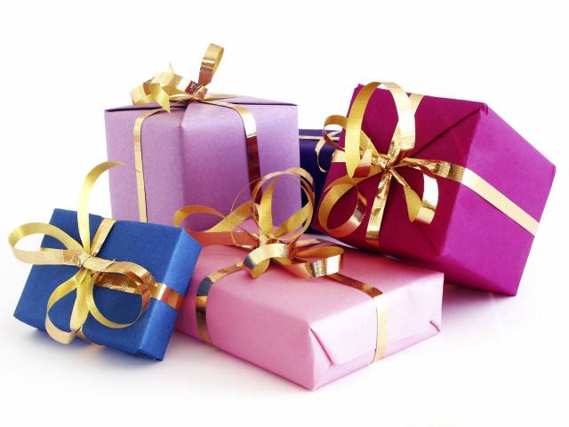 Wrapped presents gold ribbons bows free wallpaper for desktop - medium preview image