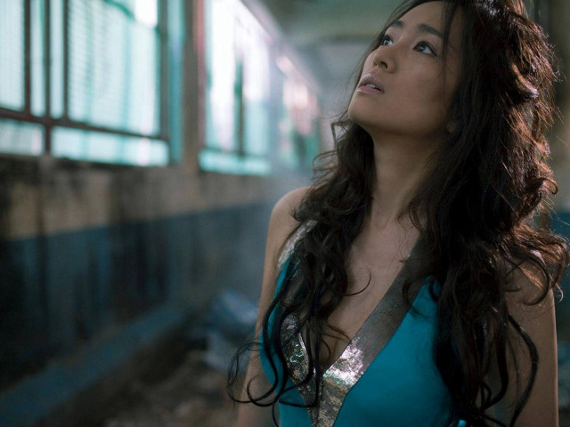 Woman blue dress train station free wallpaper for desktop - medium preview image