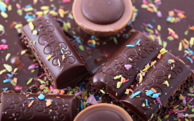 Chocolates sprinkles spoon pile table free wallpaper for desktop - medium preview image