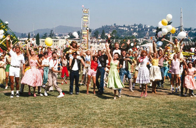 Group people field balloons air free wallpaper for desktop - medium preview image