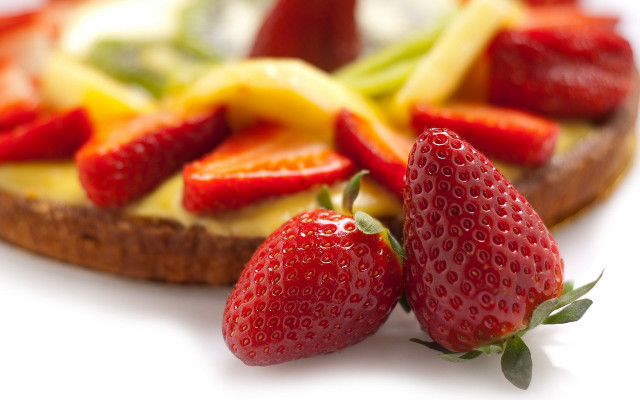 Fruit pizza closeup strawberries side free wallpaper for desktop - medium preview image