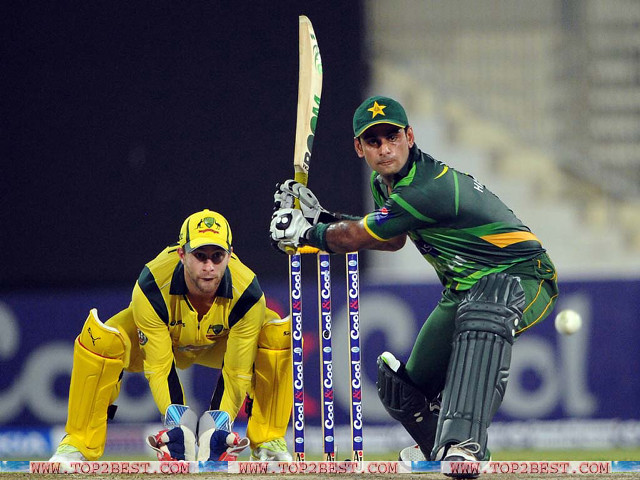 Man green yellow uniform playing free wallpaper for desktop - medium preview image