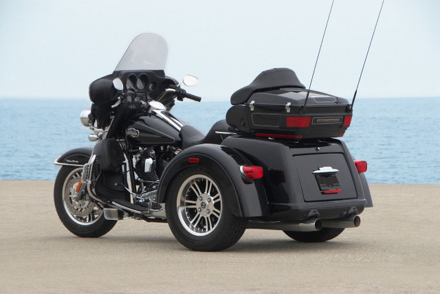 Motorcycle parked beach sidecar attached free wallpaper for desktop - medium preview image