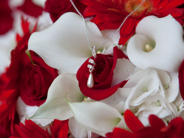 Bouquet flowers necklace diamond necklace free wallpaper for desktop - medium preview image