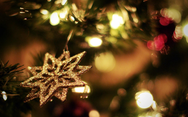 Christmas tree star ornament macro free wallpaper for desktop - medium preview image