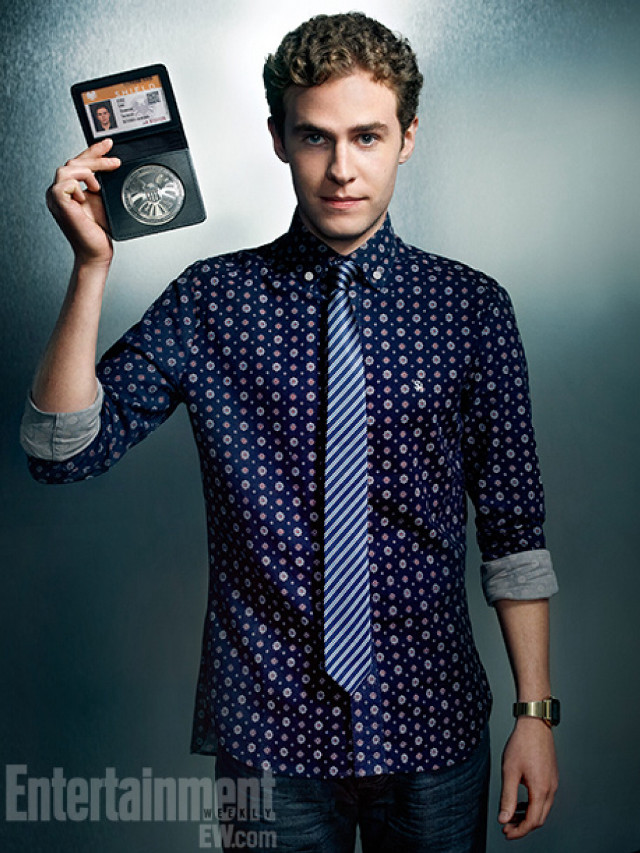 Man holding cell phone tie free wallpaper for mobile - medium preview image