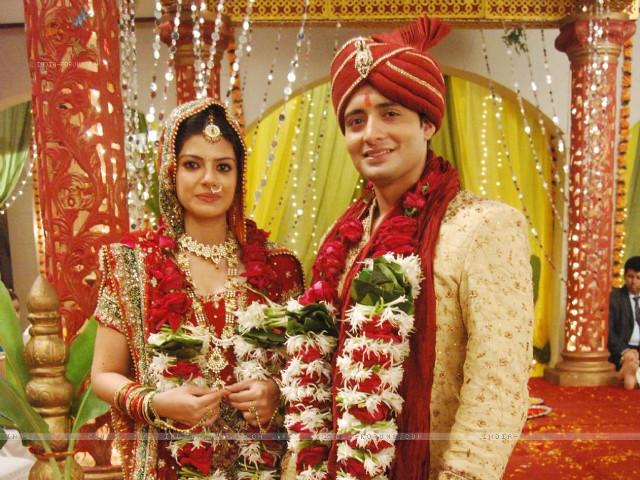 Man woman indian attire posing #3 free wallpaper for desktop - medium preview image