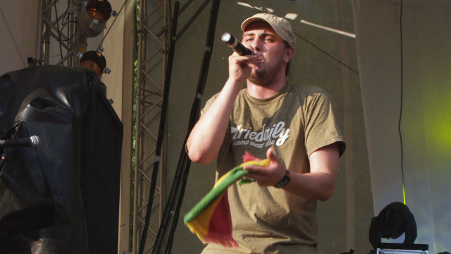 Man stage microphone bag standing free wallpaper for desktop - medium preview image