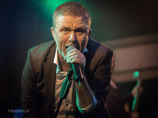 Man singing suit microphone stage #2 free wallpaper for desktop - medium preview image