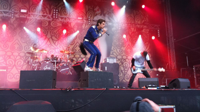 Man stage microphone band person free wallpaper for desktop - medium preview image