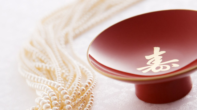 Red gold decoration white pearls free wallpaper for desktop - medium preview image